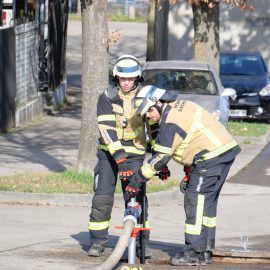 Einsatzkräfte beim Standrohr setzen