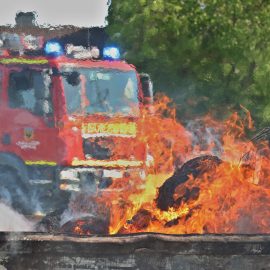 Bericht zur Hauptübung 2026 auf dem Aussiedlerhof Ritz im Lettenbödle Feuer; im Hintergrund Feuerwehrfahrzeug