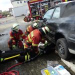 Feuerwehrleute bei einer Hilfeleistungsübung