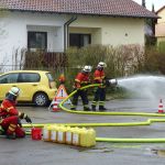 Feuerwehrleute beim Schaumangriff