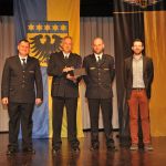 Feuerwehrleute in Ausgehuniform mit Bürgermeister