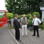 Feuerwehrleute und früherer Bürgermeister Kürner