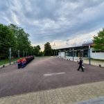 Jugendfeuerwehr und Feuerwehrleute in Ausgehuniform angetreten