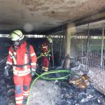 Feuerwehrleute bei Nachlöscharbeiten