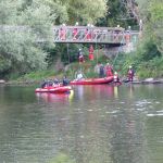 Feuerwehrleute auf einer Brücke, Boote des DLRG auf der Enz