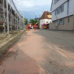 Feuerwehrleute sichern eine Ölspur