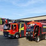 Drehleiter Markgröningen neben dem Kleinlöschfahrzeug der Werkfeuerwehr Kärcher