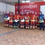 Feuerwehrleute nach bestandener Leistungsübung mit Kreisbrandmeister Feuerwehrleute nach bestandener Leistungsübung mit Kreisbrandmeister