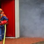 © Andreas Rometsch Feuerwehrmitglied beim Betreten des Übungsobjekts