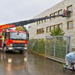 Markgröninger DLA(K) leitert am Gebäude an