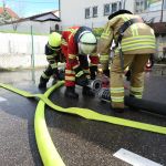 Einsatzkräfte beim Saugschläuche kuppeln