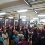 Besucher im Gespräch miteinander