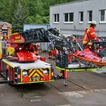 Drehleiter mit verletzter Person im Korb