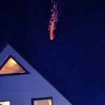 Gebäude, bei dem Flammen aus dem Kamin lodern.