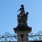 Steinfigur auf Säule