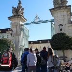 Gruppe von Personen beim Eintreten ins Schloss Ludwigsburg