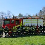 Teilnehmer der Grundausbildung von Einsatzfahrzeug