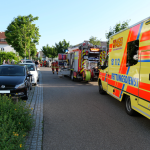 Rettungswagen und Hilfeleistungslöschfahrzeug, im Hintergrund eine Unfallstelle (Bildrechte Feuerwehr Markgröningen) Rettungswagen und Hilfeleistungslöschfahrzeug, im Hintergrund eine Unfallstelle (Bildrechte Feuerwehr Markgröningen)