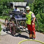 Foto: KS-Images.de/Andreas Rometsch Verunfallte Kutsche mit Einsatzkraft im Vordergrund