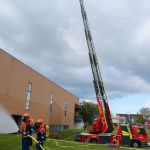 Drehleiter und Mitglieder der Jugendfeuerwehr bei einer Übung