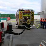 Ein Löschfahrzeug saugt Löschwasser aus einem unterirdischen Wassertank bei einer Jugendfeuerwehrübung