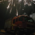 Feuerwerk über Feuerwehrauto