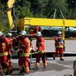Kräfte der Feuerwehr beim Patiententransport