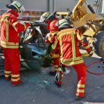 Kräfte der Feuerwehr an verunfalltem Fahrzeug