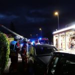 Einsatzkräfte und -fahrzeug im Dunkeln an der Einsatzstelle