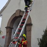 Einsatzkraft beim Leiter steigen