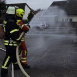 2 Einsatzkräfte beim Löschen