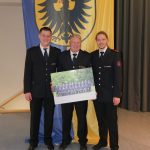 Der Geehrte mit einem Bild vor der Markgröninger Fahne