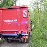 Einsatzfahrzeug auf schmalem Feldweg
