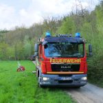 Einsatzfahrzeug mit nebenstehender Haspel auf Feldweg