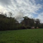 brennendes Gebäude im Hand und Einsatzfahrzeuge