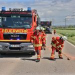 Foto: KS-Images.de/Andreas Rometsch Einsatzkraft beim Fegen der durch den Unfall entstandenen Ölspur